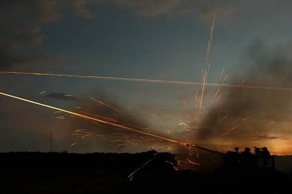 空軍防砲近日於在屏東枋山靶場，進行基訓部隊空地對抗演練，同時也演練GDF-006型35防空快砲的夜間對空射擊。（軍聞社提供）