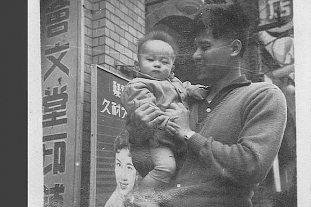 8月8日是一年一度的父親節，同樣身為父親的台北市長柯文哲也在臉書發文慶祝。圖為台北市長柯文哲幼年時期與他父親合照。（取自柯文哲Instagram）