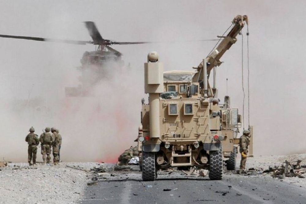 2日，派駐阿富汗的美軍前往查看自殺攻擊造成的損害。（湯森路透）