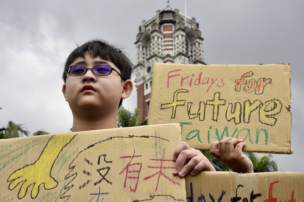 15日上午10點，12歲的小六生楊子慶從彰化北上，拿著「沒有未來，何必上課」的自製標語，在總統府前罷課靜坐。(攝影：張文玠)