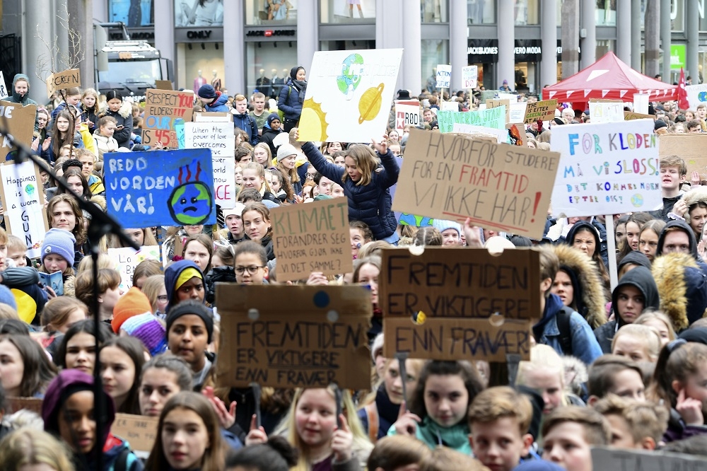 挪威學生上街響應為氣候罷課。（美聯社）
