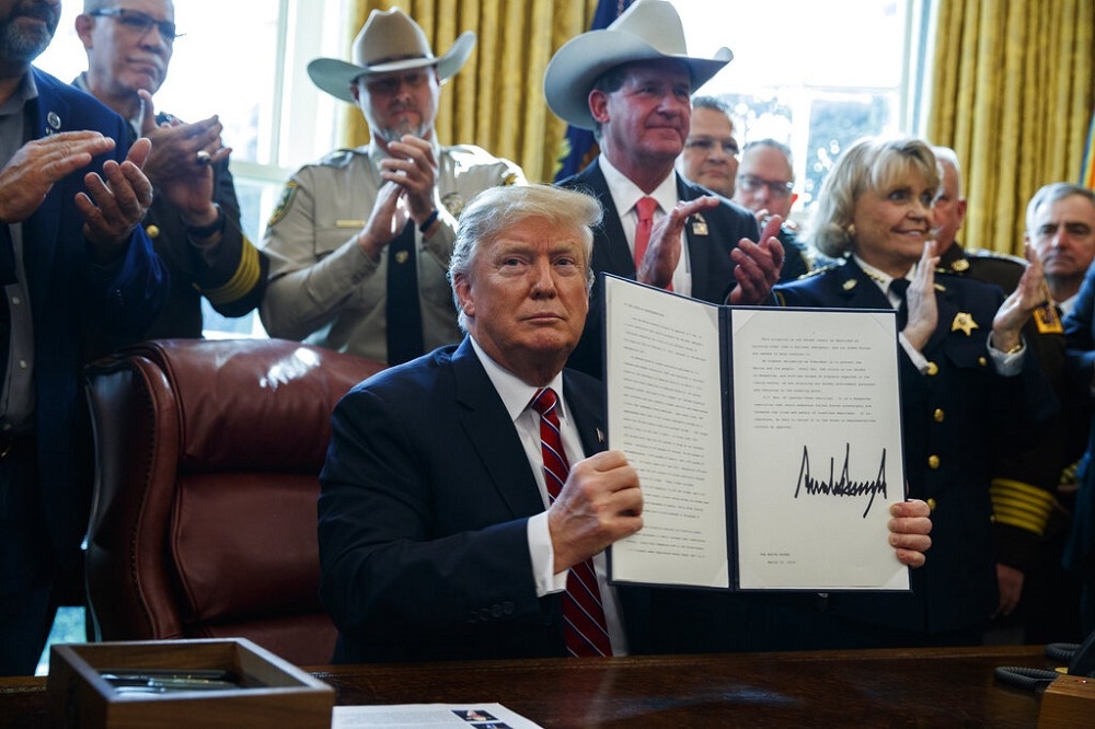 15日為爭取美墨邊境圍牆資金，美國總統川普在美國白宮簽署任內第一個「否決權」，以推翻國會。（美聯社）