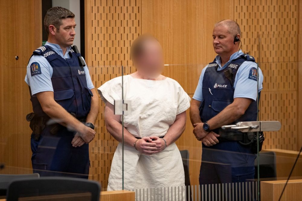 紐西蘭槍擊案嫌犯塔蘭特（中）16日出庭。（湯森路透）