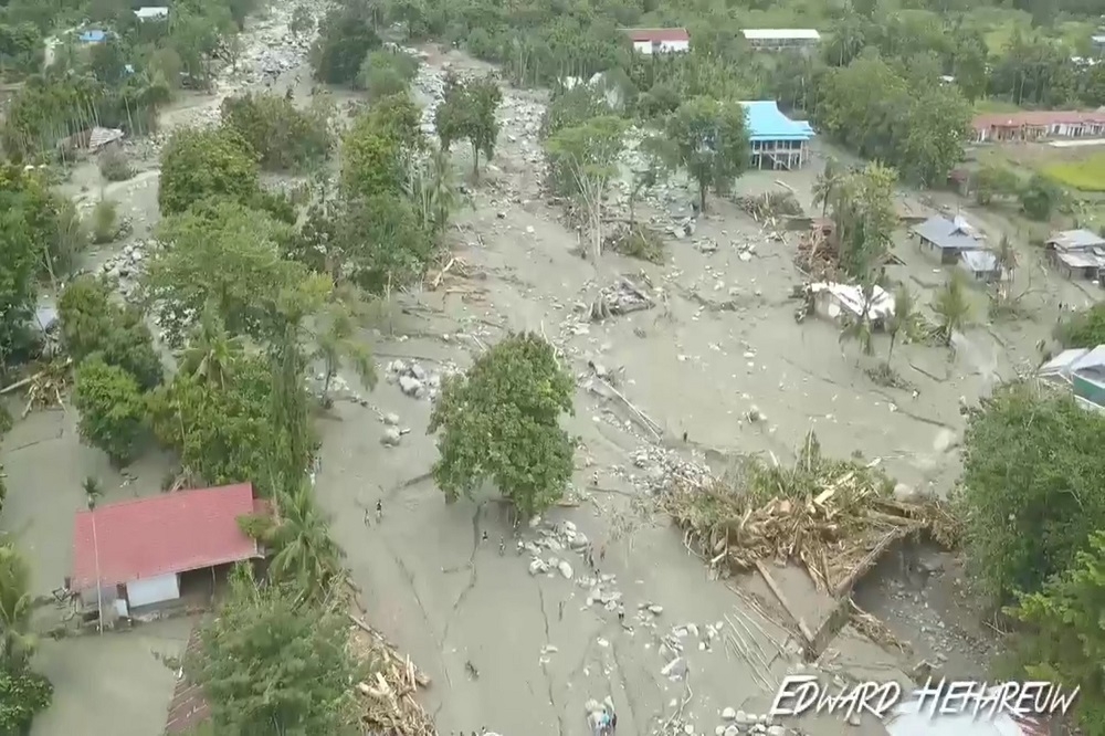 印尼東部巴布亞省（Papua）聖塔尼（Sentani）因豪雨導致洪水肆虐，引發嚴重土石流。（湯森路透）