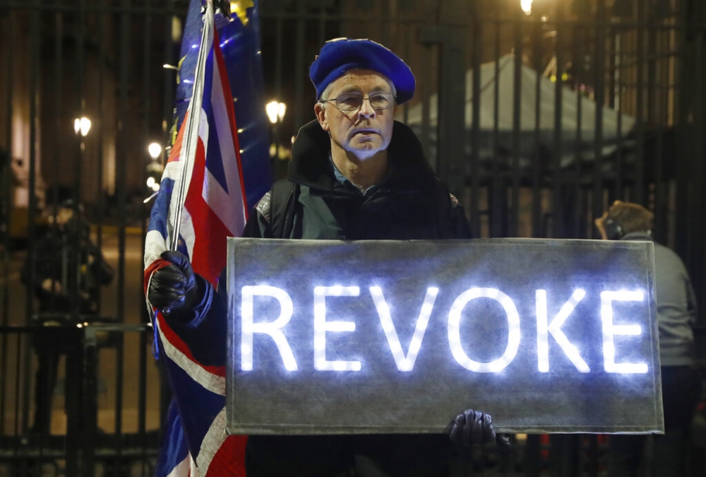 20日抗議人士在英國倫敦的唐寧街舉牌「撤回」，反對英國脫歐。（美聯社）