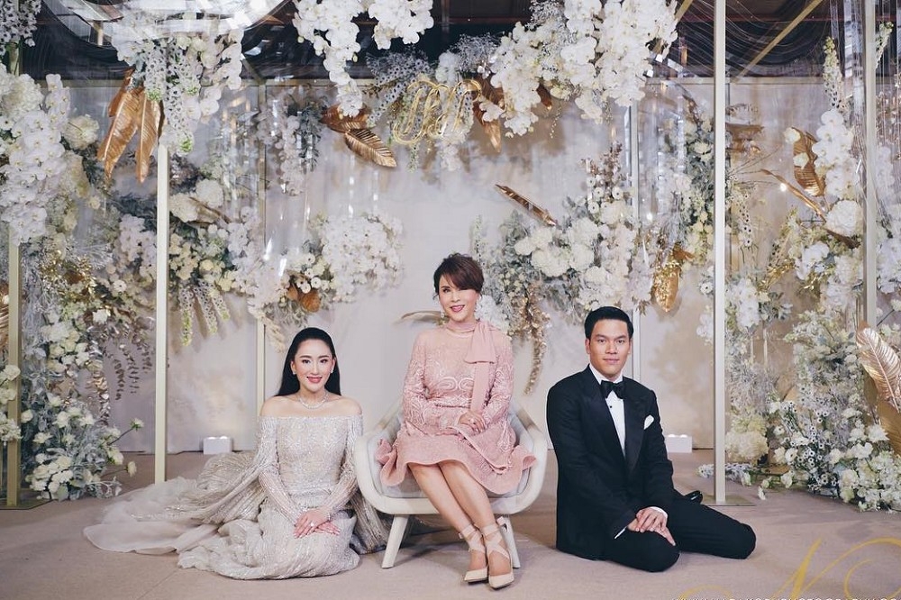 距離大選前2日，泰國烏汶叻公主（中）出席流亡前總理塔克辛小女兒（左）與其夫婿（右）的婚禮。（取自Instagram@ingshin21）