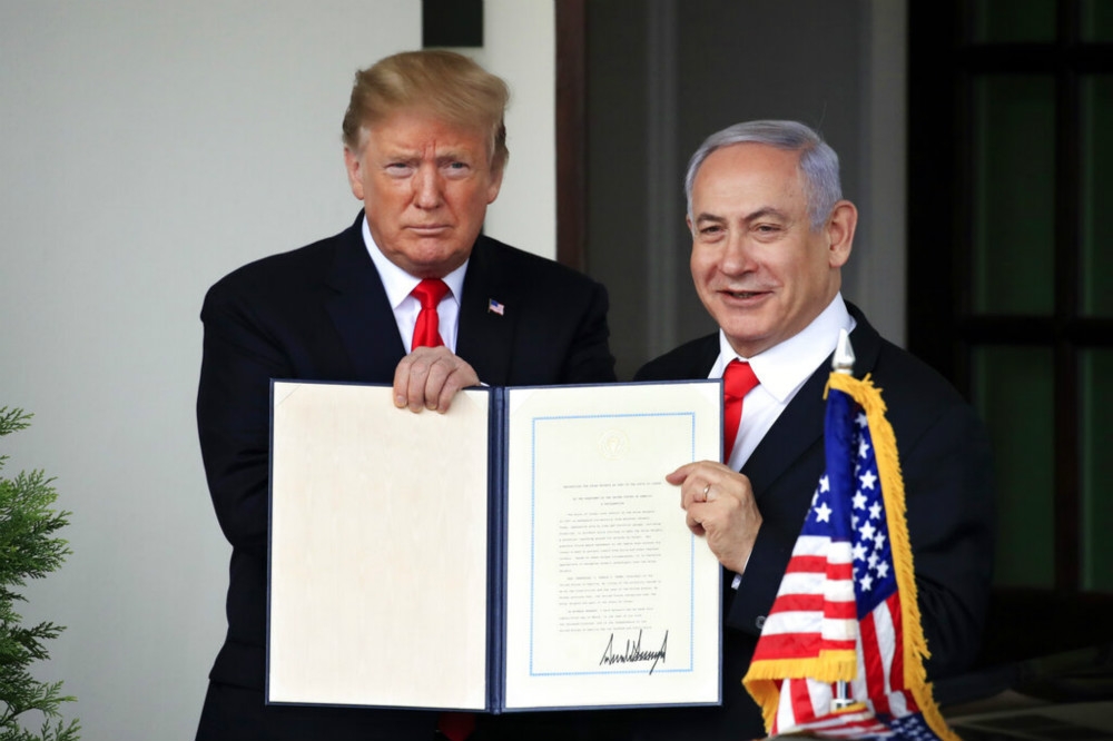 美國總統川普（圖左）支持納坦雅胡（圖右），26日簽署承認以色列擁有戈蘭高地「主權」的命令。（美聯社）
