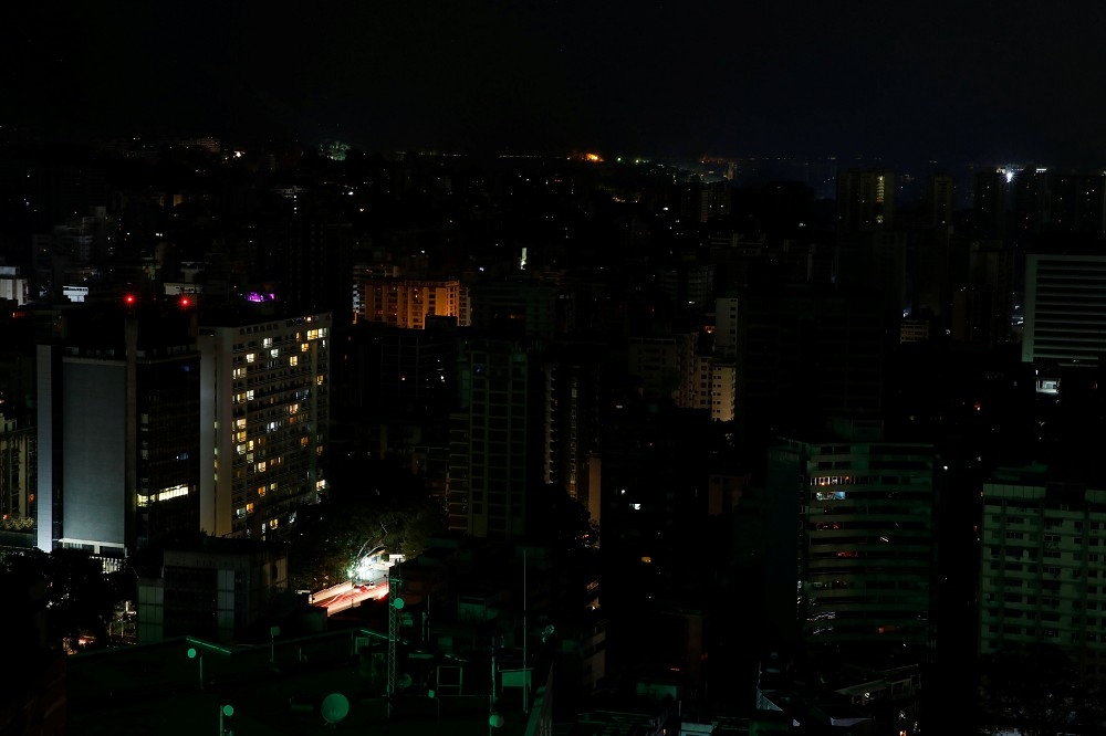 27日委內瑞拉首都卡拉卡斯多數區域仍處於停電狀態。（湯森路透）