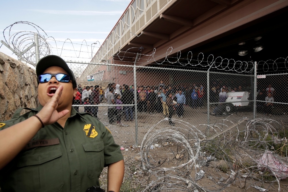 美墨邊境已達臨界點，上千名中美非法移民湧入美國。（湯森路透）