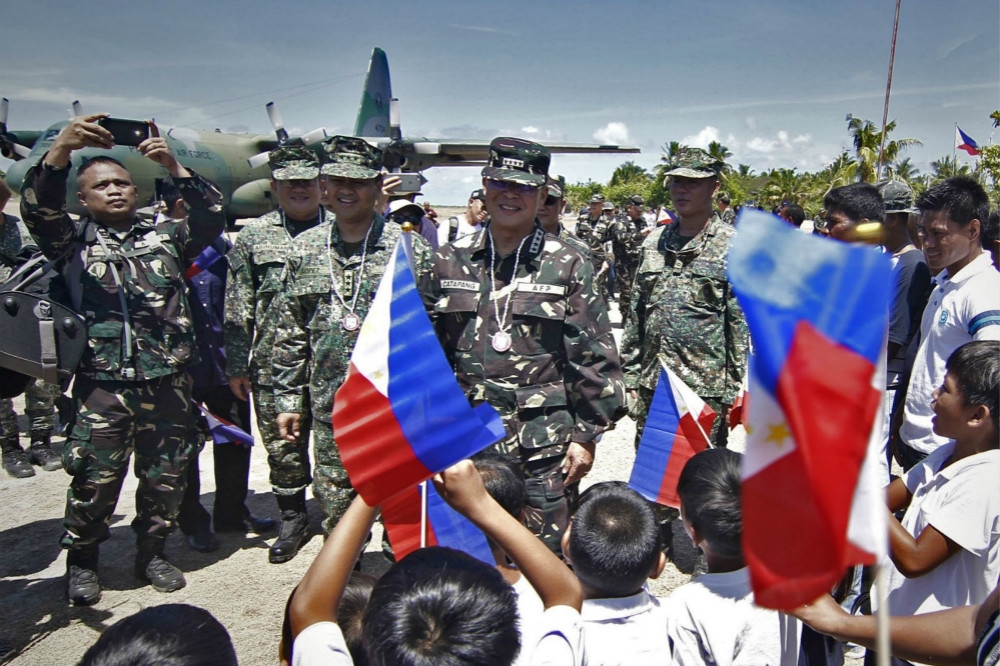 登上中業島巡視的菲律賓軍方高層。（中新社）