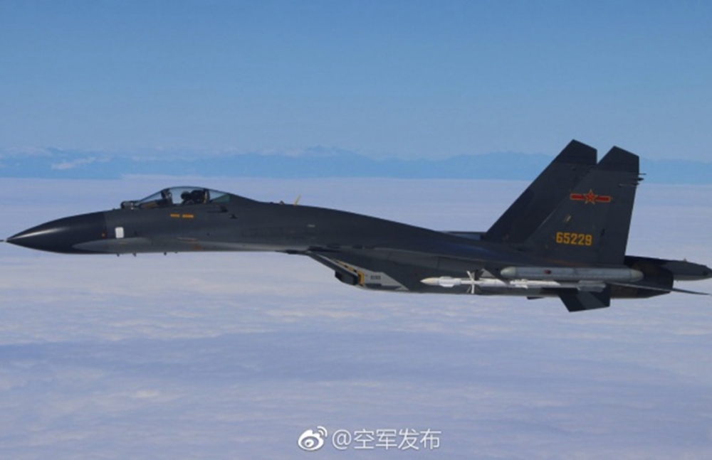 針對中國軍機越過台灣海峽中線，美國敦促北京政府不要片面改變現狀（取自中國空軍微博）