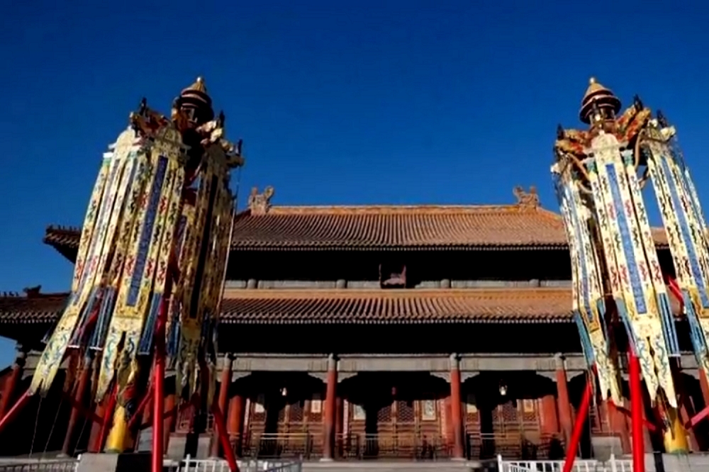 中國故宮乾清宮展出的萬壽燈。（圖片取自影片）
