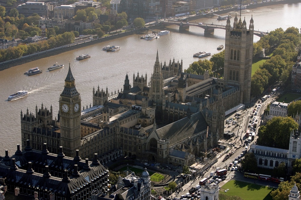 英國國會大廈西敏宮（Palace f Westminster）4日發生漏水，迫使議員不得不中斷討論。（湯森路透）