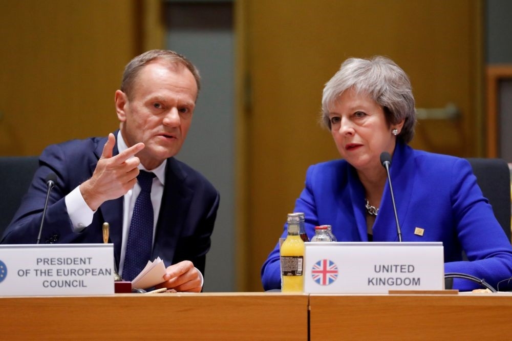 英國首相梅伊5日致函歐盟理事會主席圖斯克（左），要求再度延遲脫歐日期。（湯森路透）