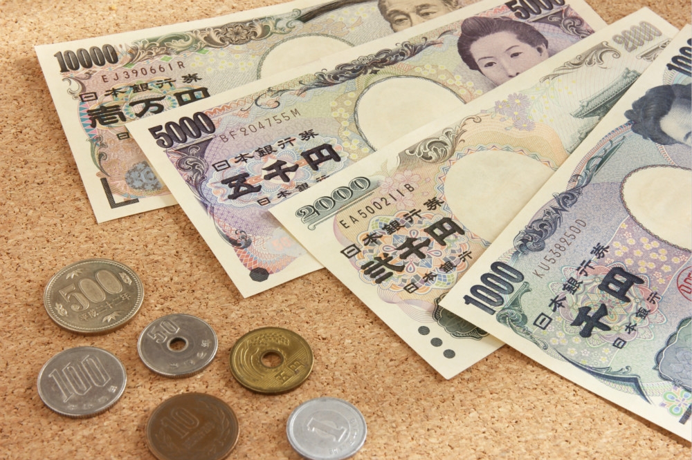 日本現行流通的1千、5千與1萬元鈔票和多種硬幣。（ACworks圖庫免費授權）