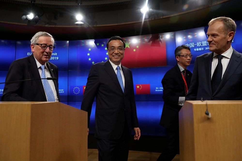 第21屆歐中峰會達成聯合聲明，從左至右為歐盟執委會主席容克、中國總理李克強和歐洲理事會主席圖斯克。（湯森路透）