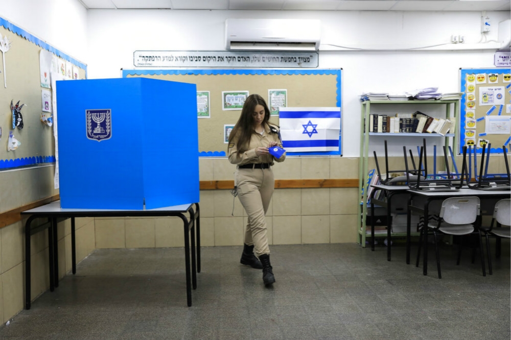 以色列女兵進行投票。（美聯社）