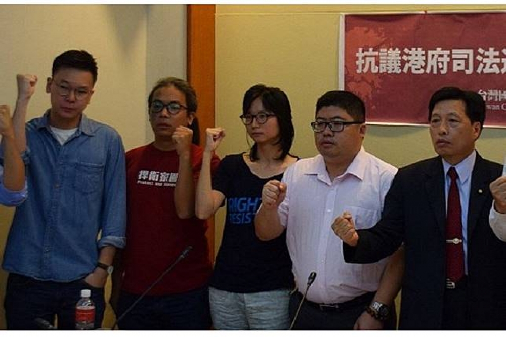 香港政府17日將對雨傘運動領袖作出判決，針對運動領袖也可能被判入獄，台灣國會關注香港民主連線16日舉行記者會，抗議香港政府15日對「反東北開發衝擊立法會」案的判決，林飛帆（左一）在記者會上還一度激動哽咽。（圖片取自台灣人權促進會 Taiwan Association for Human Rights臉書）