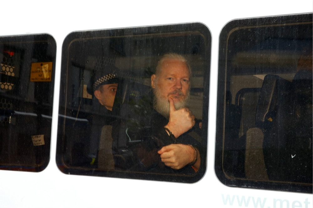 「維基解密」創辦人阿桑奇遭倫敦警局上銬逮捕押送。（湯森路透）