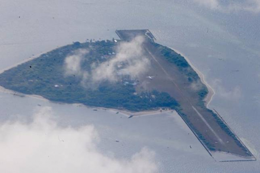 中業島因位於南海諸島中部，位居重要戰略地位，與太平島並稱「南海鎖鑰」。（美聯社）