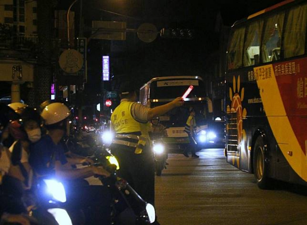 因停電導致各路口交通號誌故障，影響下班車潮，圖為台北市長安西路中山北路口，交警直到晚間八點仍在場指揮以疏運交通。（攝影：曾原信）