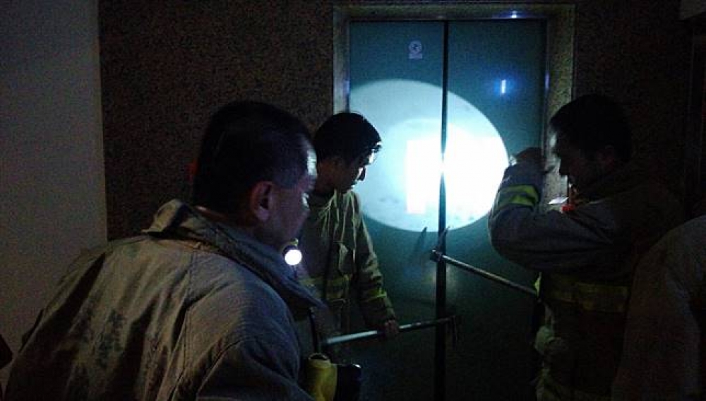 停電後民眾受困電梯，經求救後消防員到場營救。（基隆市議員楊石城提供）