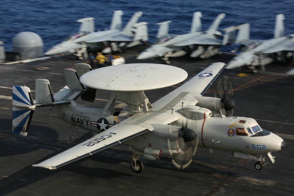 美軍現役E-2D「鷹眼」空中預警機降落於林肯號航母甲板。（圖片取自美國海軍）