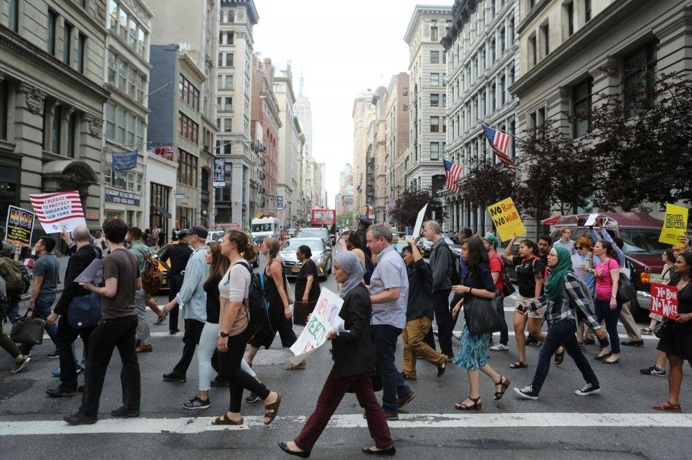 29日紐約街頭出現抗議川普移民禁令的民眾。（湯森路透）