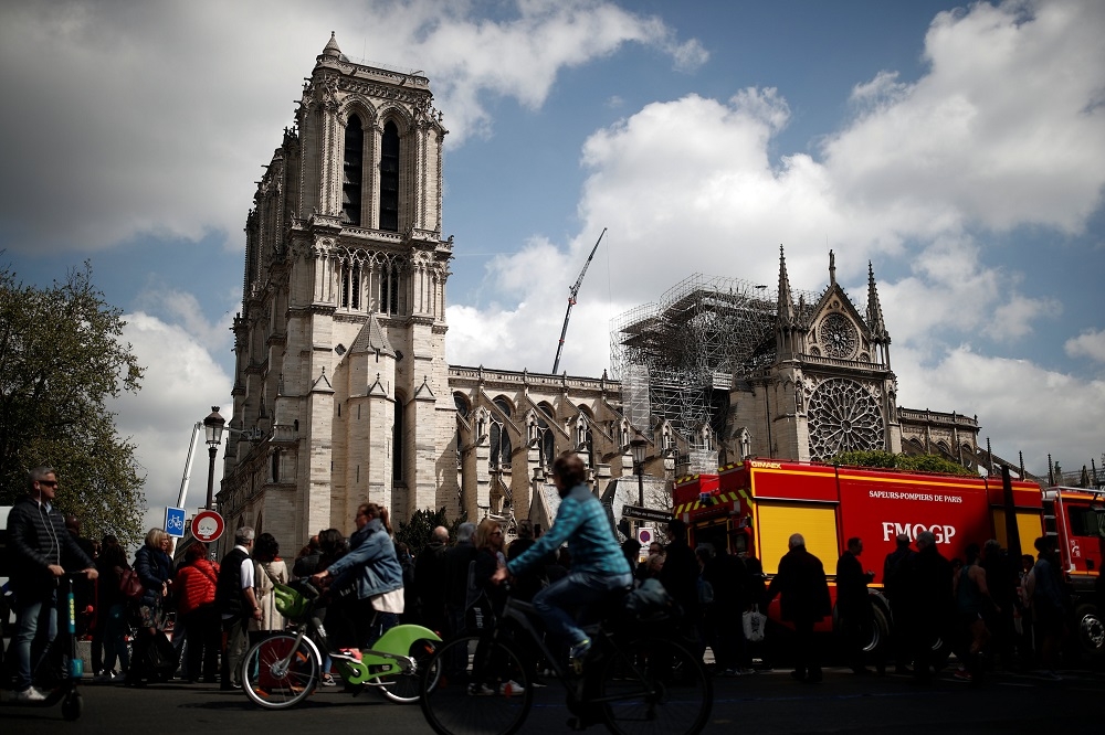 巴黎聖母院16日遭大火燒毀大部分屋頂，以及教堂尖塔，火勢撲滅後後續重建之路正式展開。（湯森路透）
