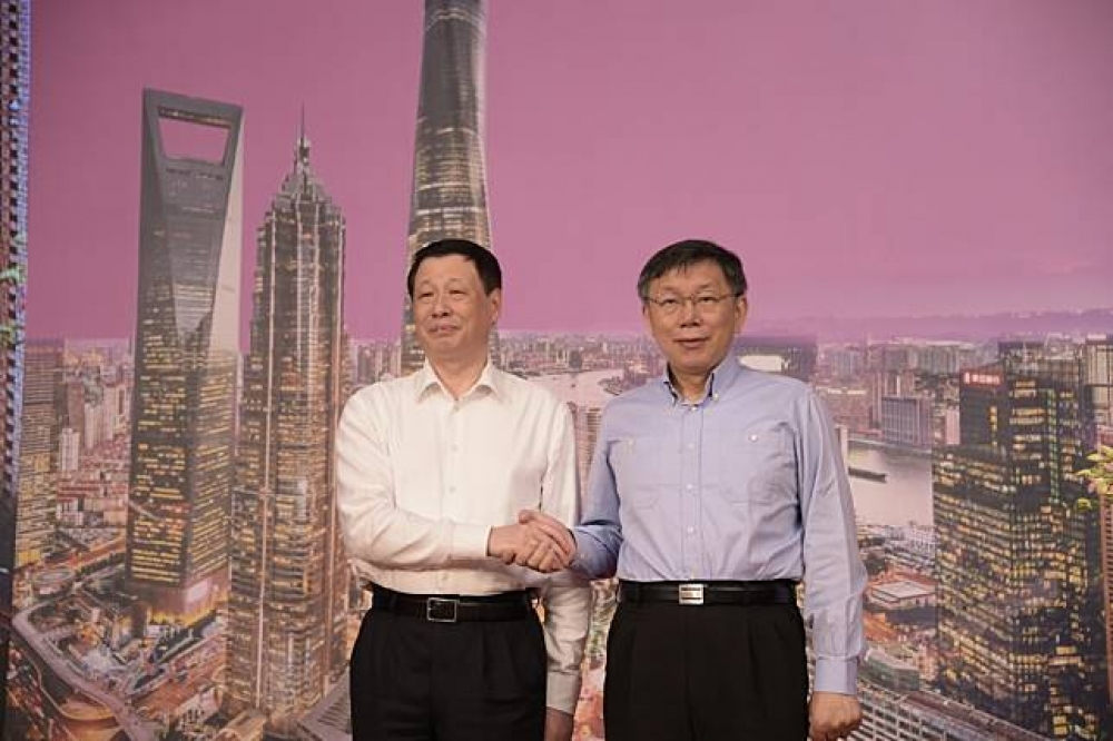 台北市長柯文哲（圖右）與上海市長（圖左）應勇2日在上海出席雙城論壇。（台北市政府提供）