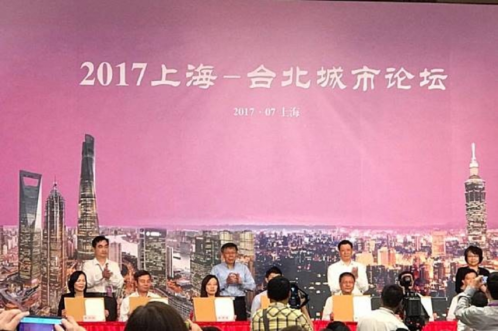 「2017台北─上海雙城論壇」2日在上海展開，上海市長應勇（右二）致詞，他表示，今年是兩岸同胞打破隔絕狀態、開啟民間交流的30周年，兩岸同胞是一家人，為不可分割的命運共同體，未來應多往來交流合作。（翻攝自Philippa Tsai 臉書）