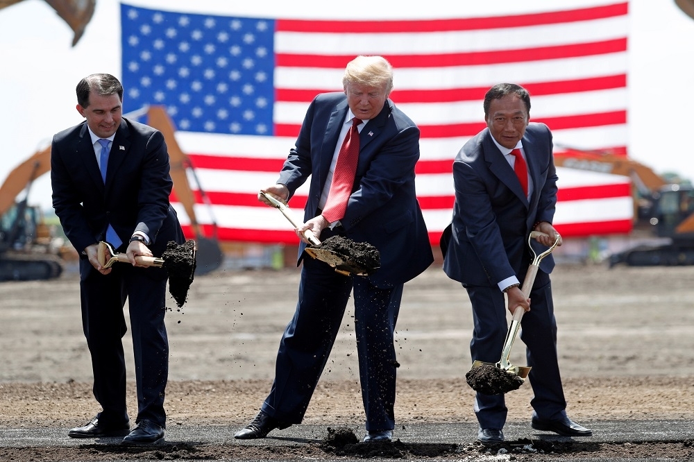 2018年6月美國總統川普和時任威州州長華克，參加鴻海威州廠動土儀式。（湯森路透）