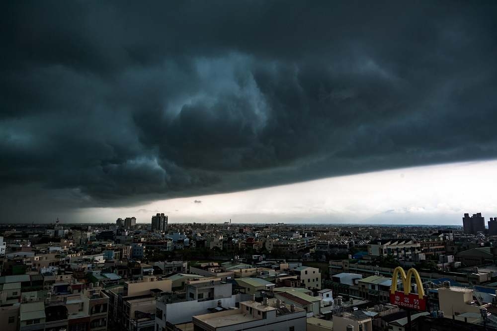 超強「颮線」19日襲台，海嘯般的烏雲將屏東東港大鵬地區的天空遮去大半，壯闊的景象讓網友相當驚嘆。（圖片取自James Ho臉書）