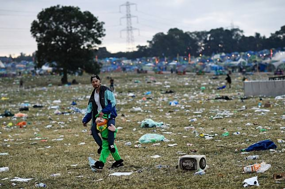 2017年「格拉斯頓伯里」音樂祭散場後留下滿地的垃圾，但據悉未如過往來得多。（湯森路透）