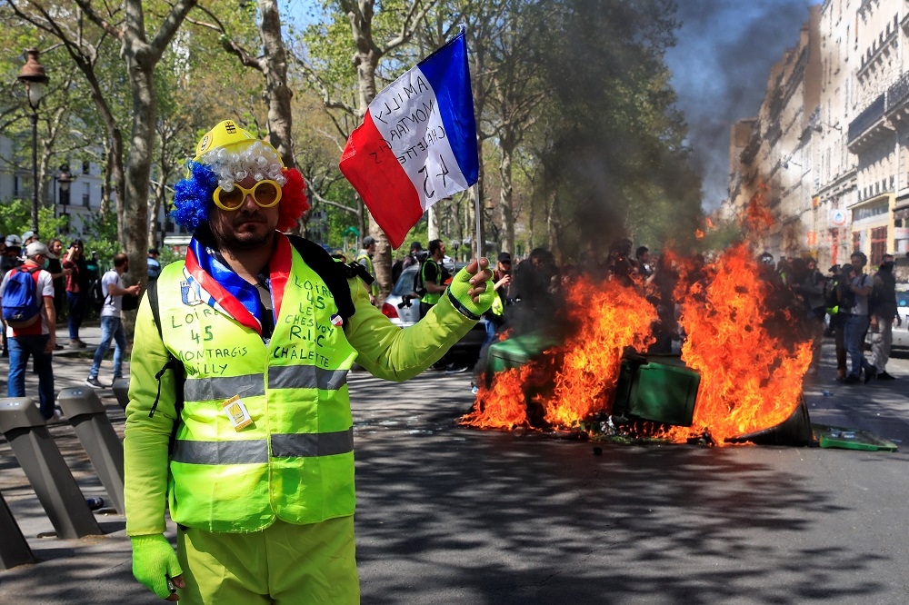 黃背心運動20日在巴黎引爆衝突。（湯森路透）