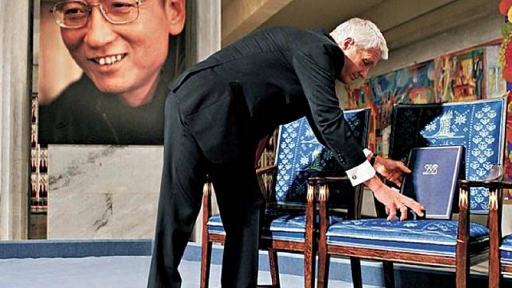 2010年，劉曉波獲頒諾貝爾和平獎，因身陷牢獄，無法親臨致詞，而於頒獎典禮現場留下一張空椅子畫面。（湯森路透）