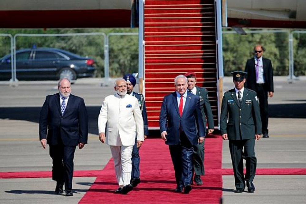 印度總理莫迪（左）4日抵達以色列，以色列總理納坦雅胡（右）於機場熱情迎接。（湯森路透）