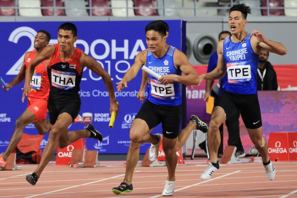 杜哈亞洲田徑錦標賽由楊俊瀚領軍的男子400公尺接力得到銀牌。（圖片取自「中華台北田徑協會」臉書）