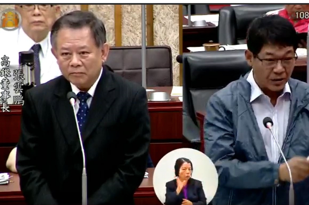 高雄市議會上午針對慶富案，邀請前高雄銀行董事長張雲鵬(左)進行專案報告。（圖片取自華南金控）