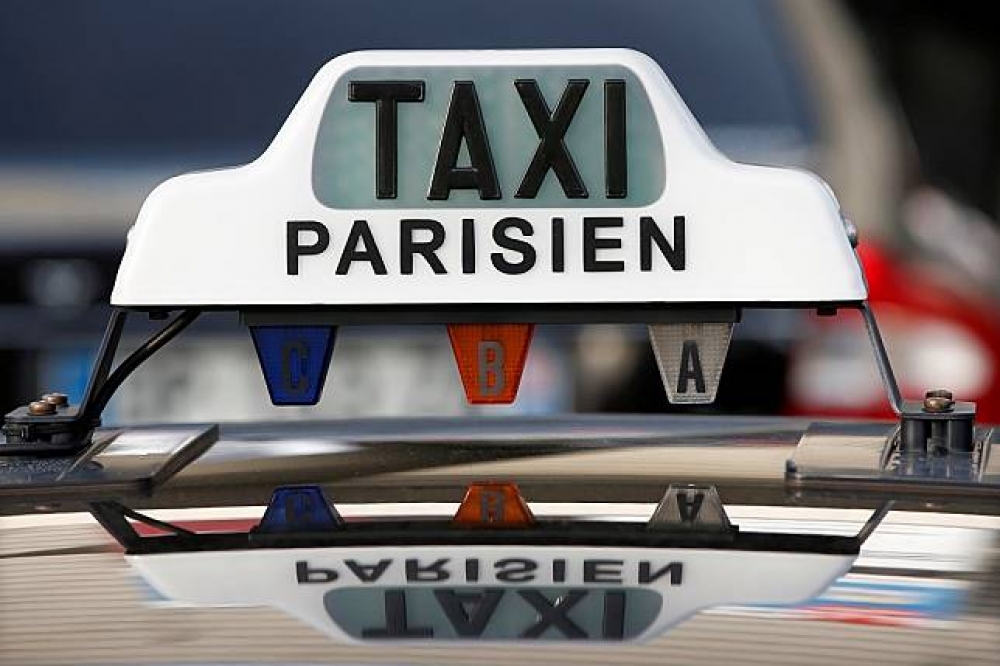 1月法國計程車司機上街抗議UBER不公平的競爭。（湯森路透）