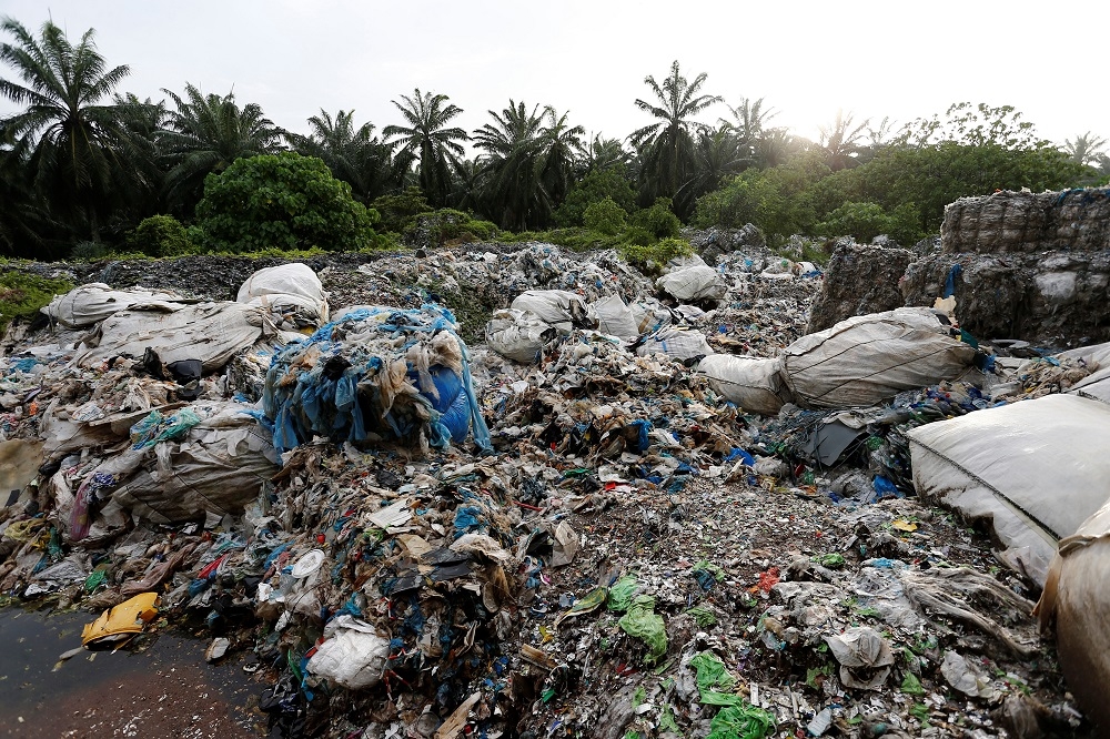 馬來西亞仁嘉隆地區出現塑膠垃圾山。（湯森路透）
