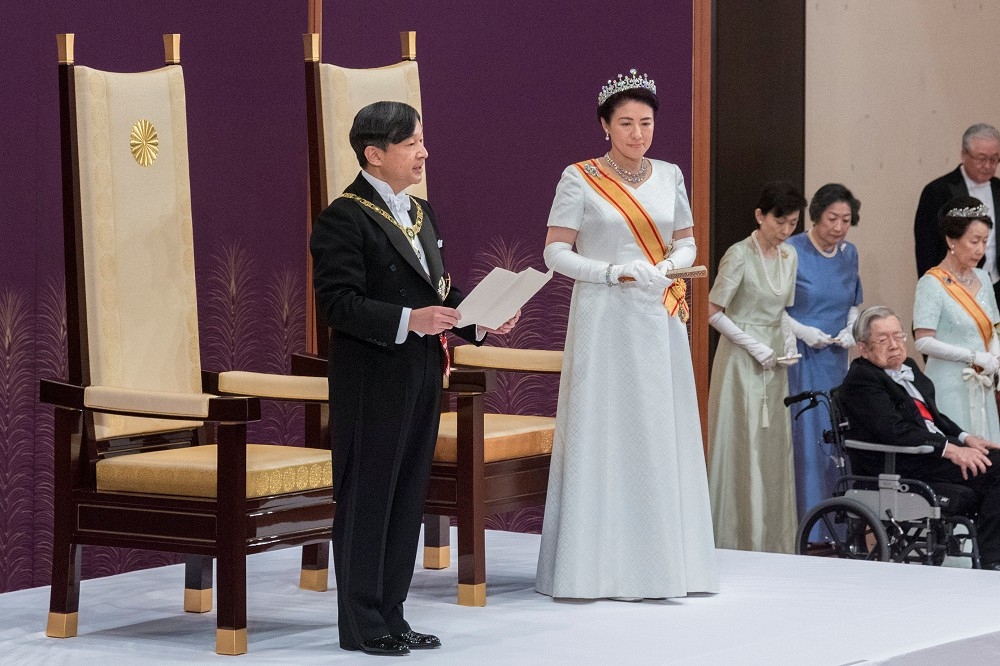 日本天皇德仁（左二）5月1日在日本東京皇居「即位後朝見之儀」上致詞，皇后雅子（左二）同樣出席。（湯森路透）