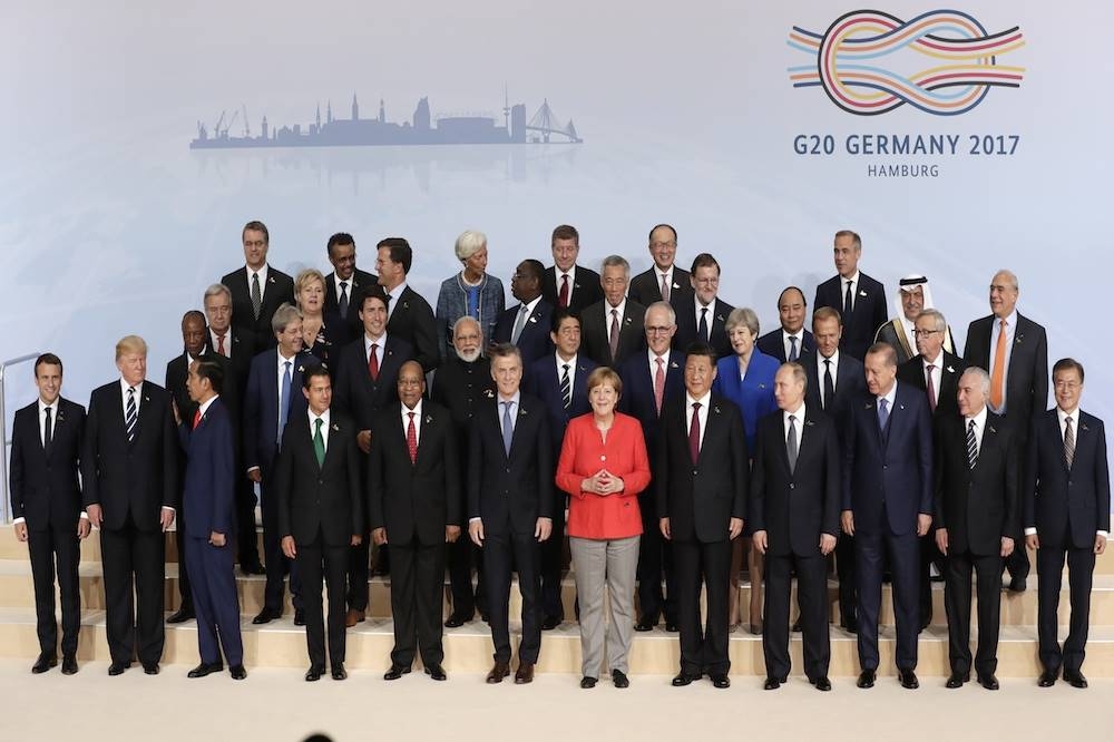為期兩天的20國集團高峰會（G20 summit）7日於德國第二大城漢堡（Hamburg）登場，東道主德國總理梅克爾（Angela Merkel）預計將與19國領袖商討自由貿易、氣候暖化與恐怖攻擊等議題。（美聯社）