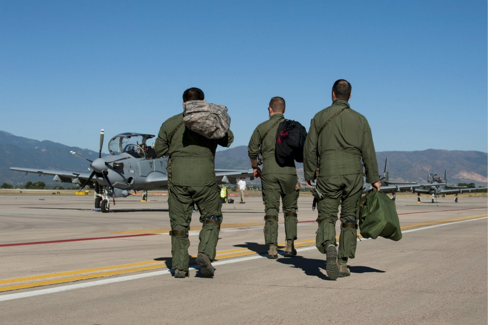 正在美國進行A-29「大嘴鳥」攻擊機訓練的阿富汗空軍飛行員。（圖片取自美國空軍）