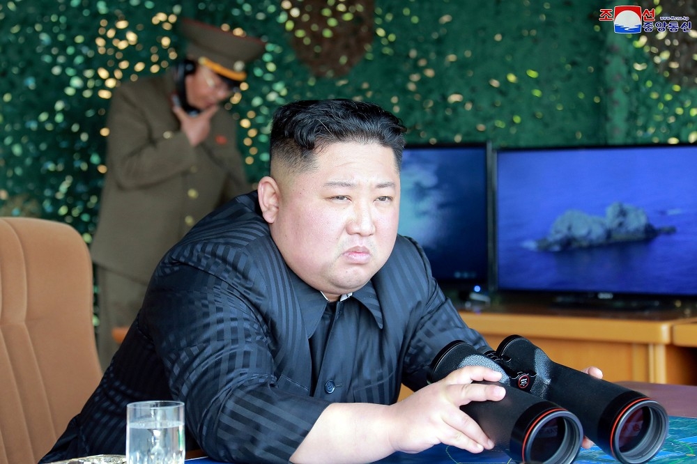 北韓4日在朝鮮半島東部海域，試射大口徑火箭彈及新型戰術制導武器，北韓領導人金正恩參觀指導訓練現場。（湯森路透）