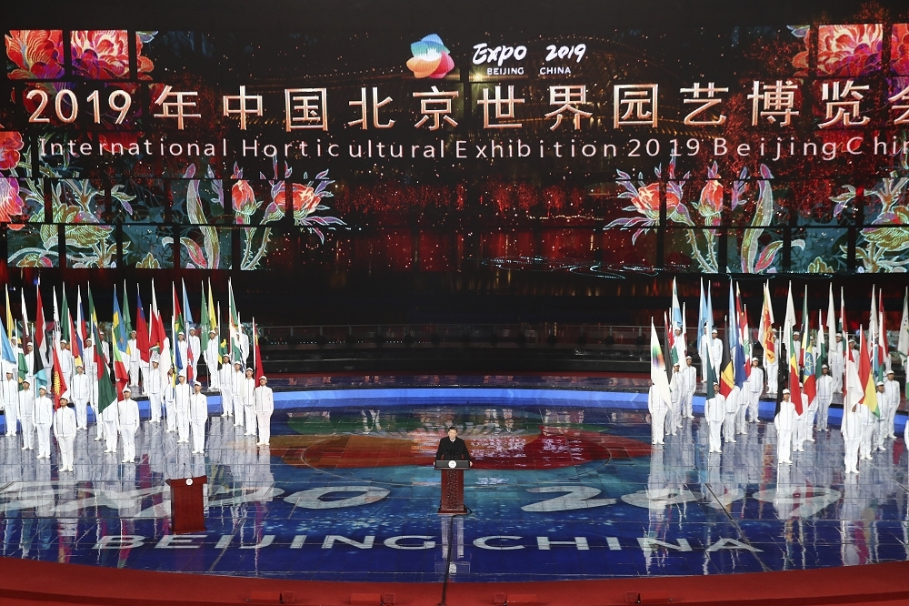 梵諦岡派官方代表參與中國北京世界園藝博覽會，令人關注的是會場不僅可見教廷旗幟與國徽，教廷展館也標示「Holy See」。（中新社）