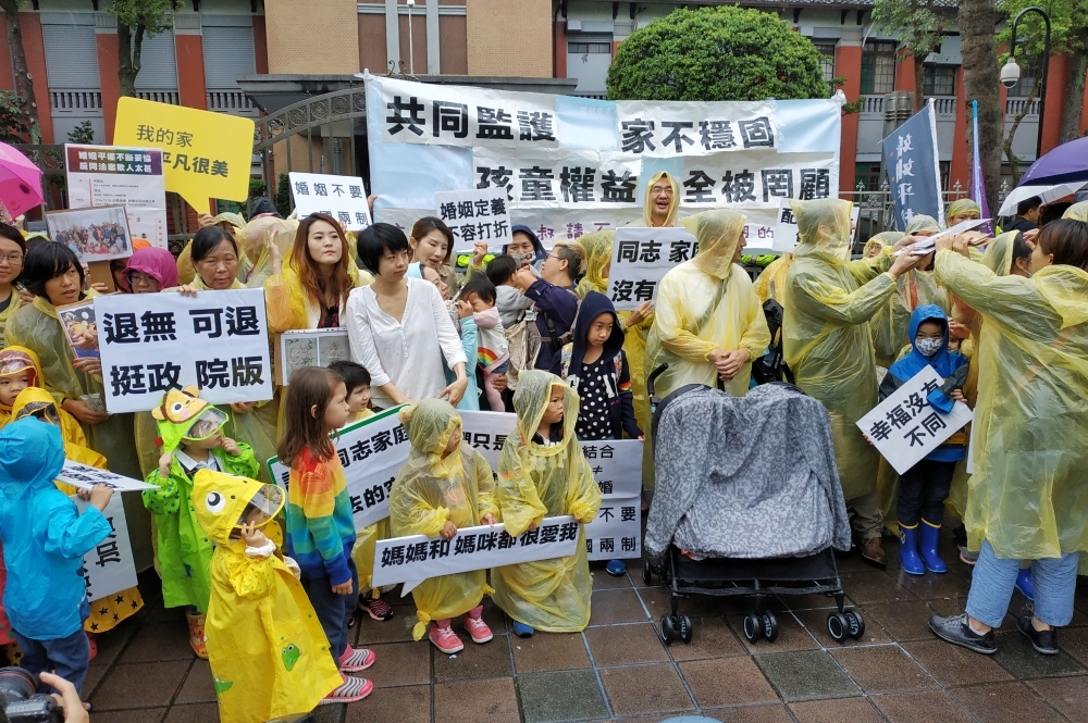 台灣同志家庭促進會8日舉行記者會，仍憂心折衷版法條，近40個同志家庭赴立院喊話。(攝影：張家銘)