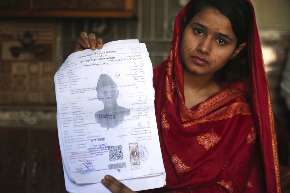 巴基斯坦女性Mahek Liaqat展示結婚證，但實際上她卻是被誘騙結婚的受害人之一。（美聯社）