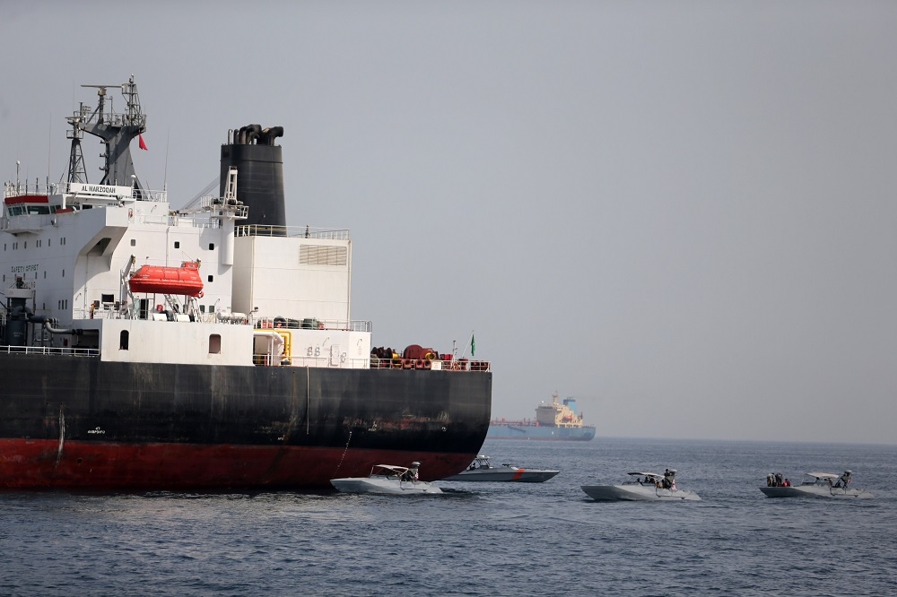 阿聯酋籍油輪停在該國西岸的富吉拉港（Fujairah port）海域，但12日遭到不明攻擊。（湯森路透）