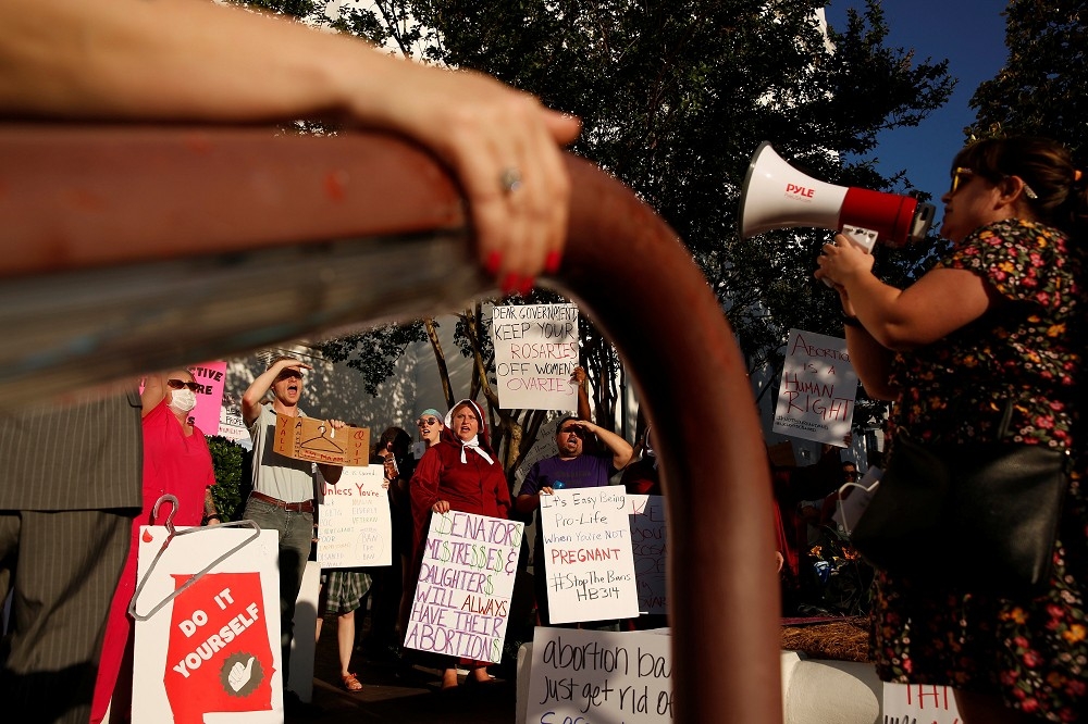 支持懷孕女性擁有選擇權的民眾在阿拉巴馬州參議院外抗議。（湯森路透）